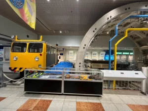 シールドトンネルと作業車の実物大展示を示す