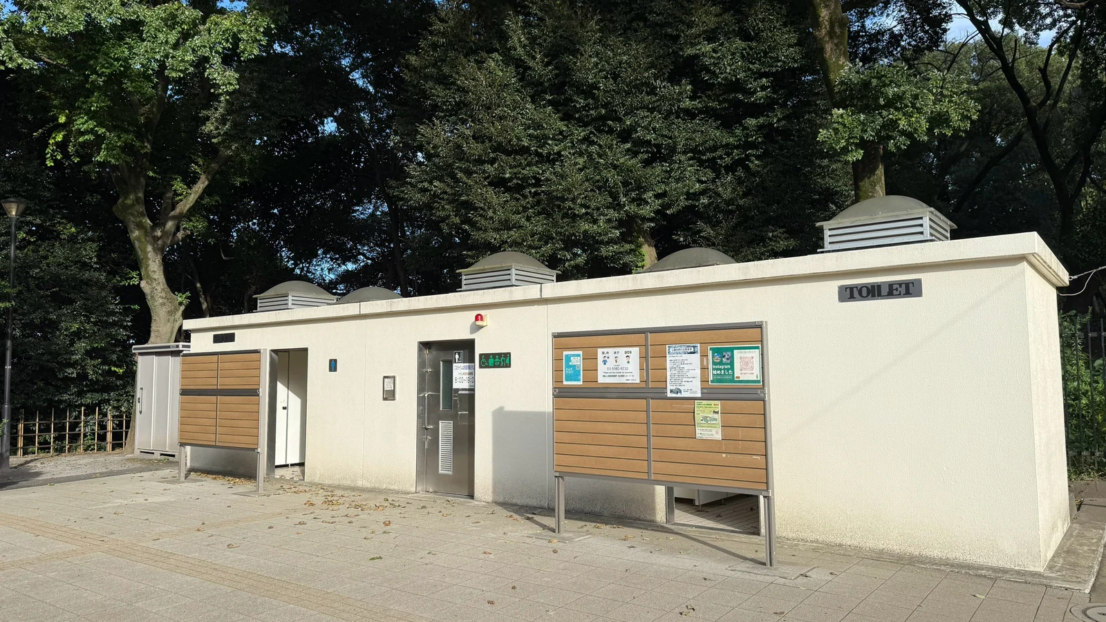 飛鳥山公園の遊具広場近くにあるトイレ棟