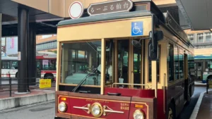 仙台駅西口に停車するレトロな観光バス、るーぷる仙台
