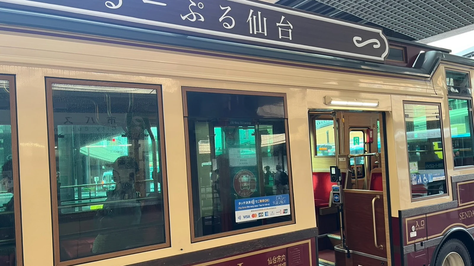 るーぷる仙台の乗車口と、こげ茶と金色の車体