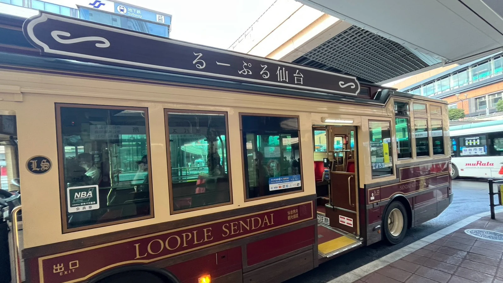 仙台駅西口ののりばに停車中のるーぷる仙台の車体側面