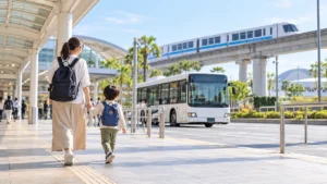 親子が駅前の交通広場でバスとモノレールへ向かうAI生成イメージ