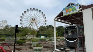 八木山ベニーランドの観覧車とチャレンジトレイン