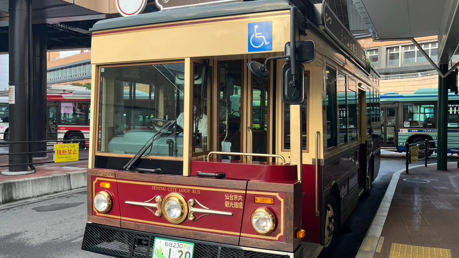 仙台駅西口のバスのりばに停まる、レトロなデザインのるーぷる仙台の車両
