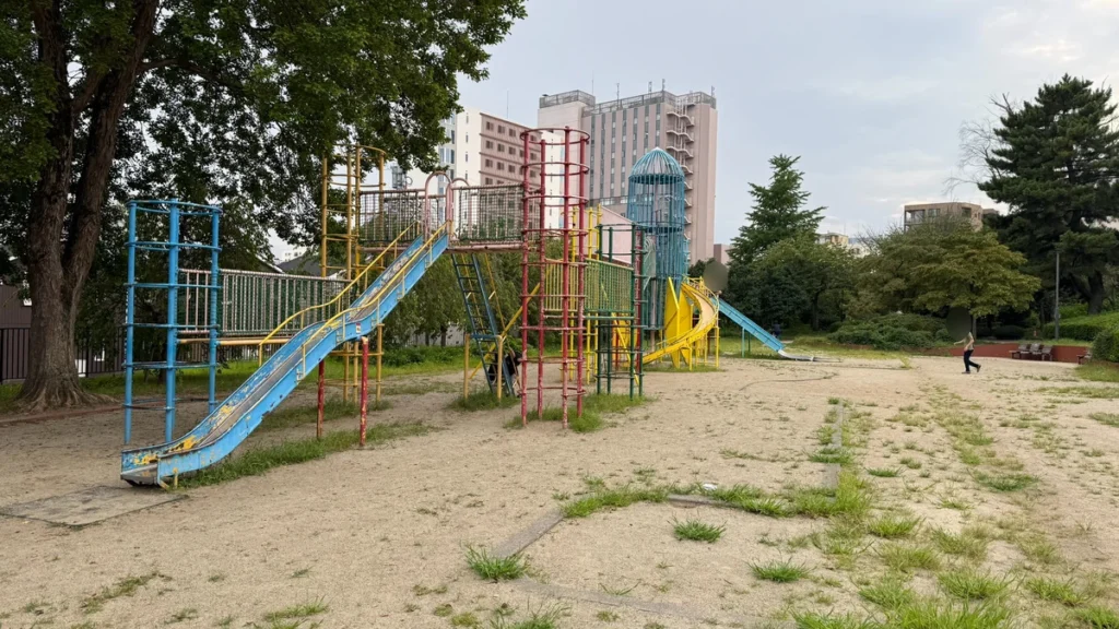 榴岡公園の長いすべり台と大型遊具