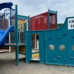 浦安市運動公園の船の形の大型遊具と青いすべり台