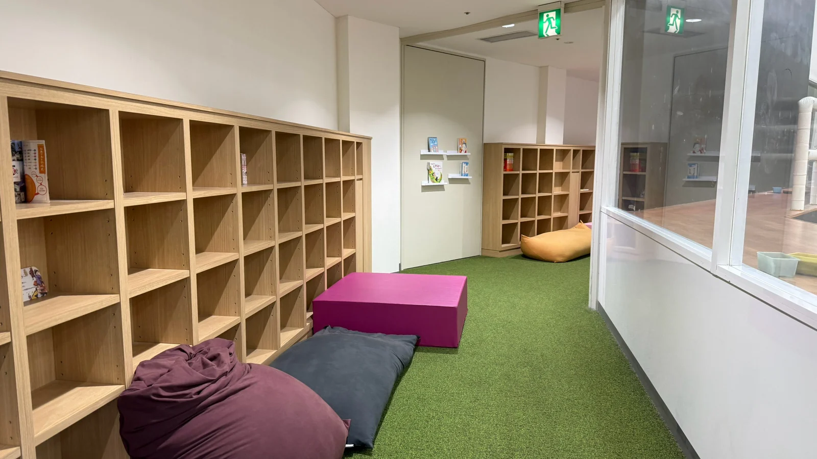 本棚とビーズクッションが並ぶ読書エリア