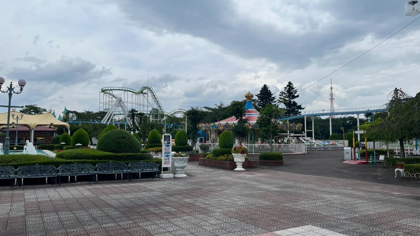八木山ベニーランドの園内の広場と、奥に見えるコースター