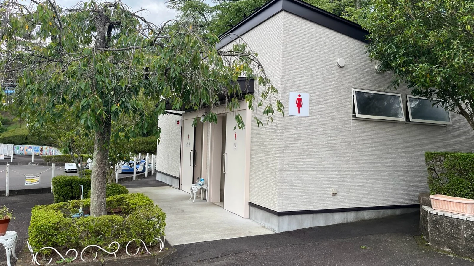木々に囲まれた園内のトイレの建物