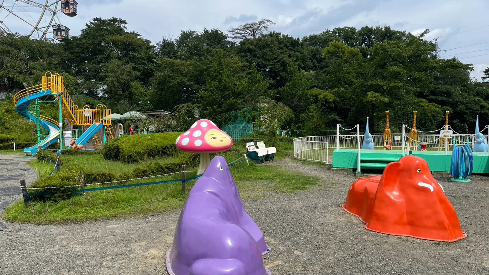 広場に置かれたキノコの形のカラフルなオブジェ