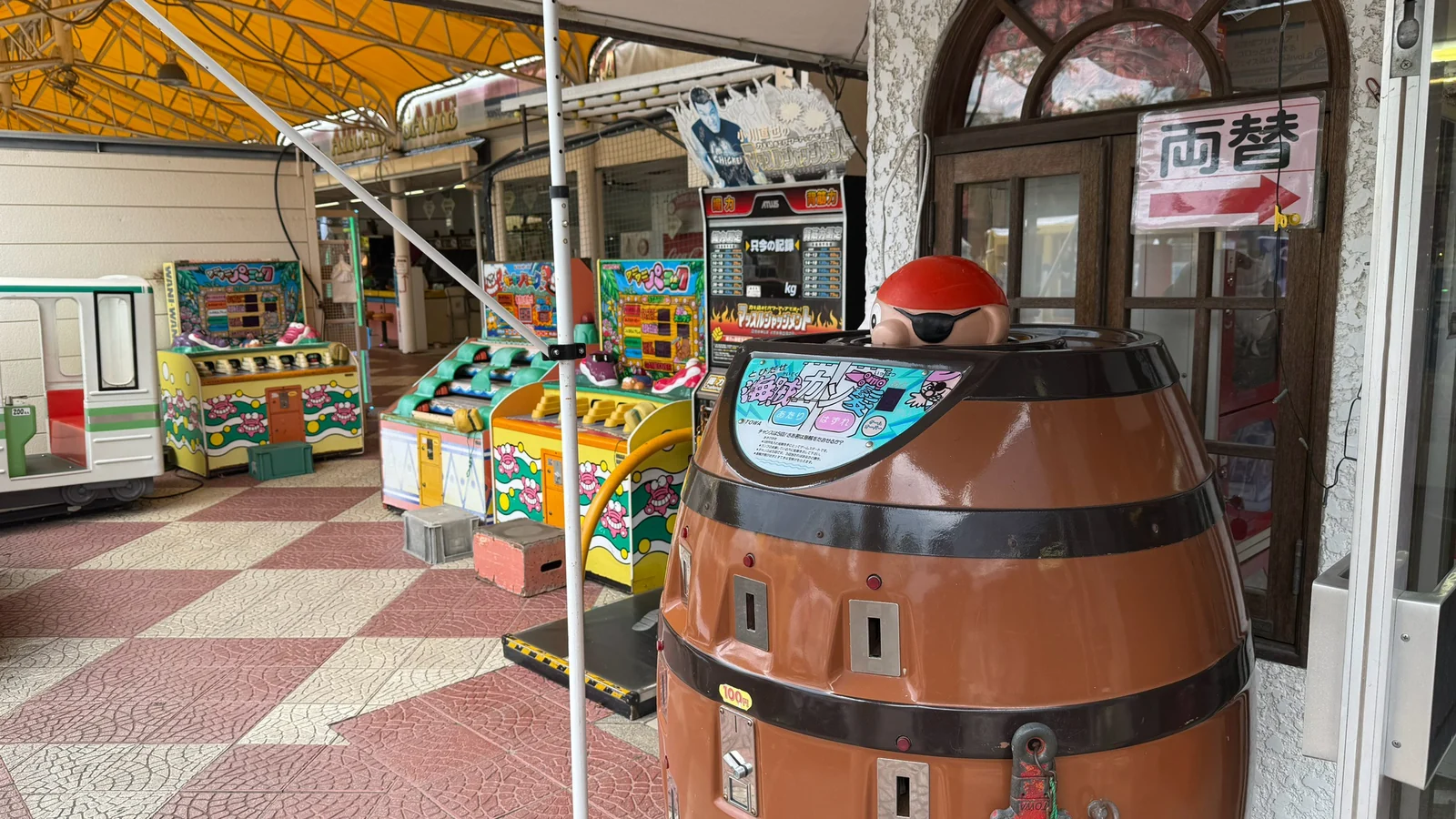 たる型のオブジェとゲーム機が並ぶゲームコーナー