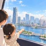 横浜の港を眺めながら空中散歩を楽しむ親子のイメージ